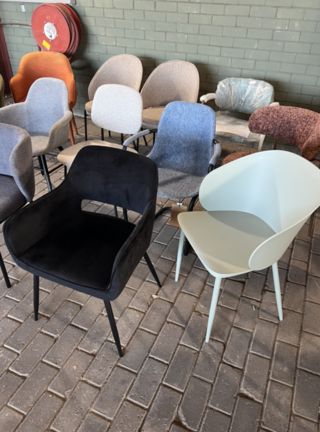 Ca. 13x Eetkamerstoelen merk, Zuiver, Kave Home Enz.